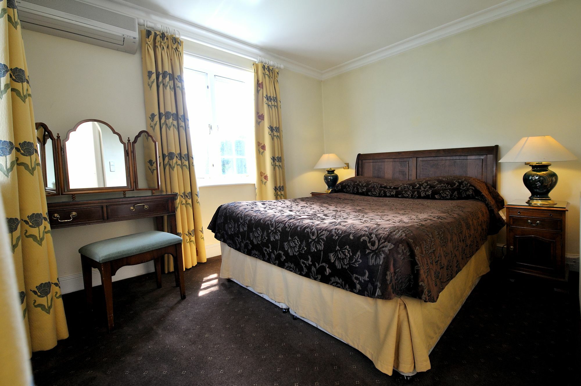 The French Horn Hotel Reading Exterior photo